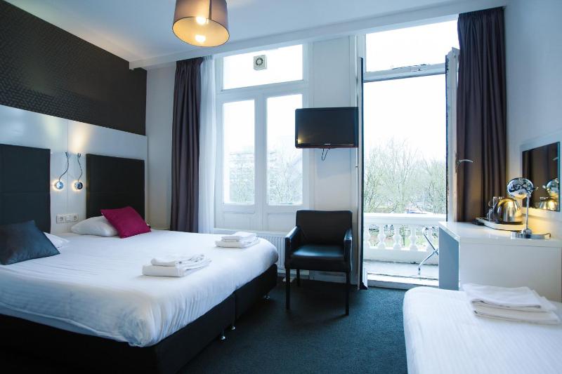 Small Triple Room image 2