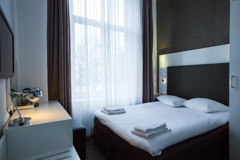Small Double Room image 2