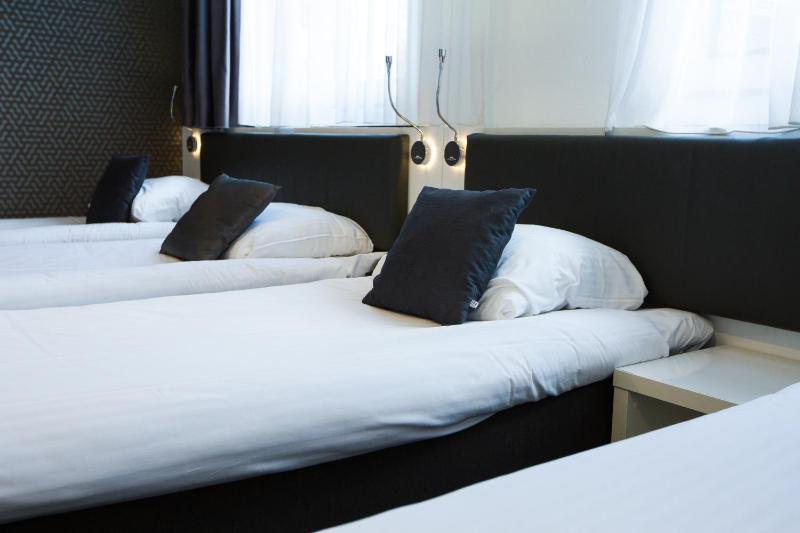 Small Quadruple Room image 2