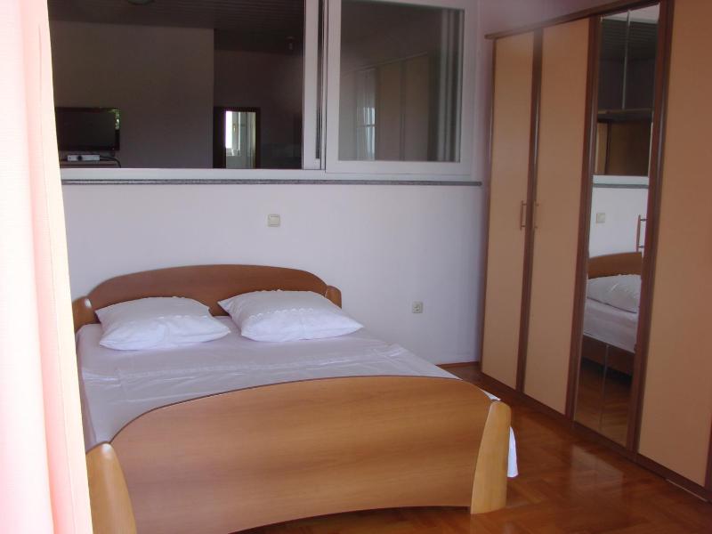 One-Bedroom Apartment with Sea View image 4