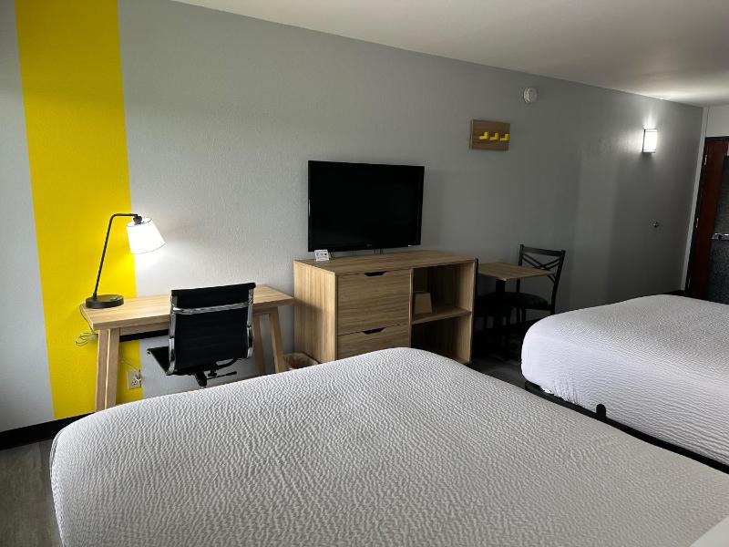 Double Room with Two Double Beds and Bath Tub - Mobility/Hearing Accessible - Non-Smoking image 1