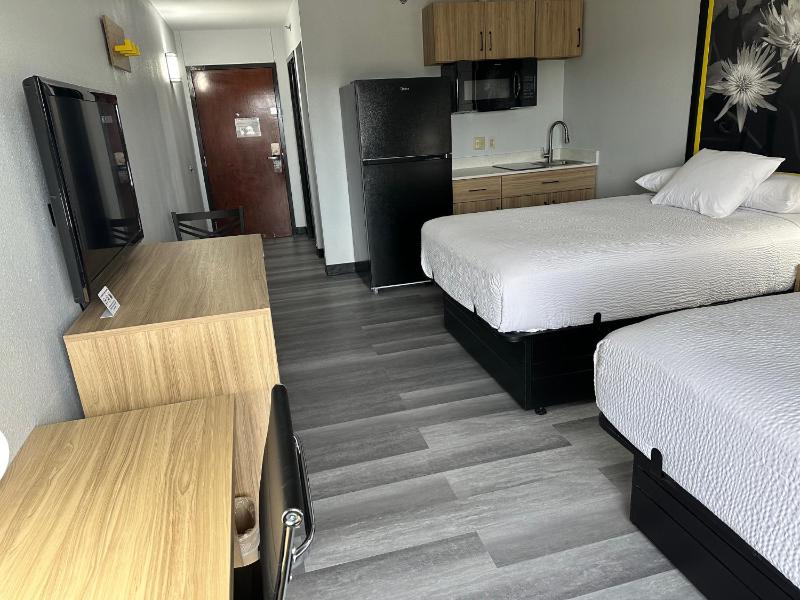 Double Room with Two Double Beds and Kitchenette image 2