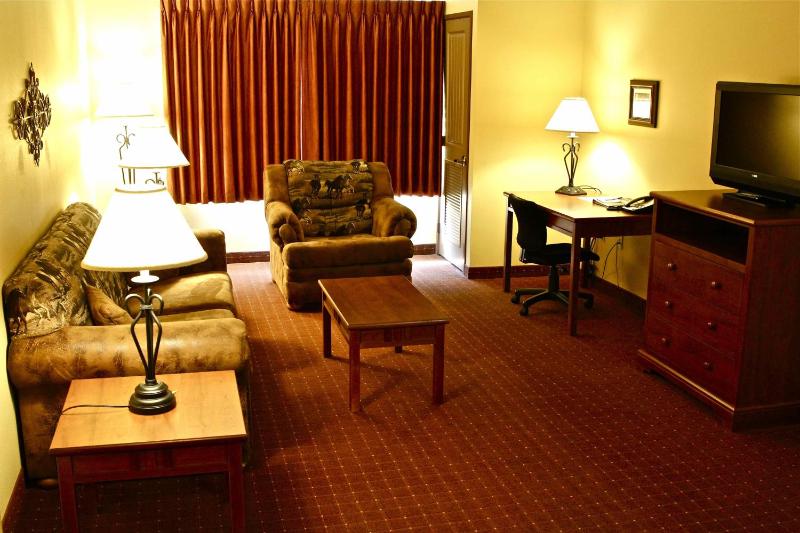 Deluxe Two Bedroom Suite image 2