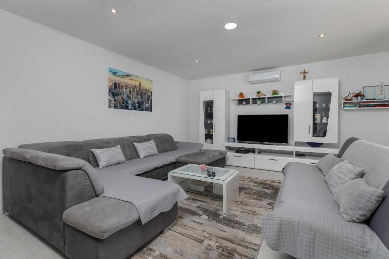 Family-friendly apartments with swimming pool Makarska - 22975 - image 29