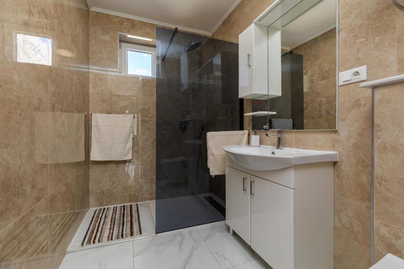 Family-friendly apartments with swimming pool Makarska - 22975 - image 3