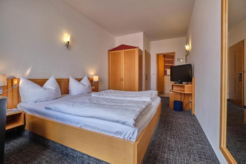 Standard Double Room image 3