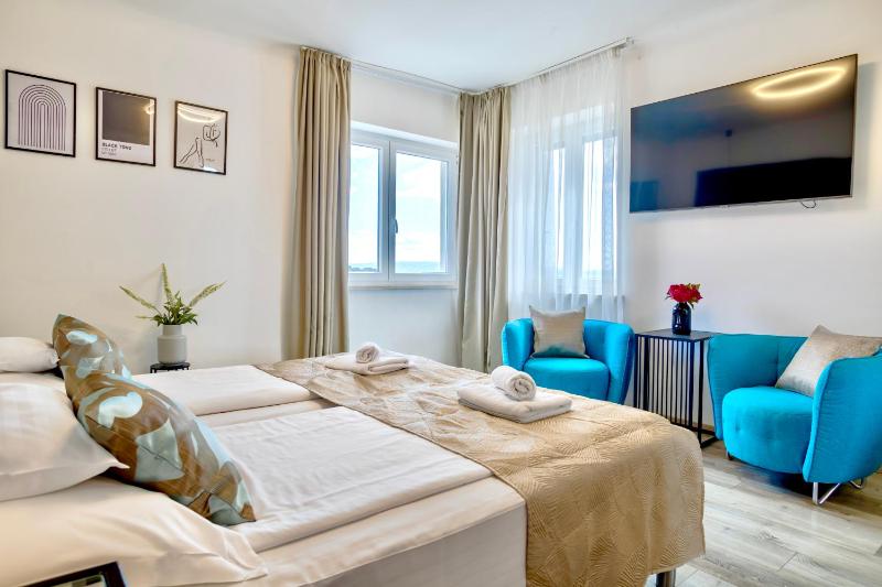 Deluxe Two-Bedroom Apartment with Sea View image 3