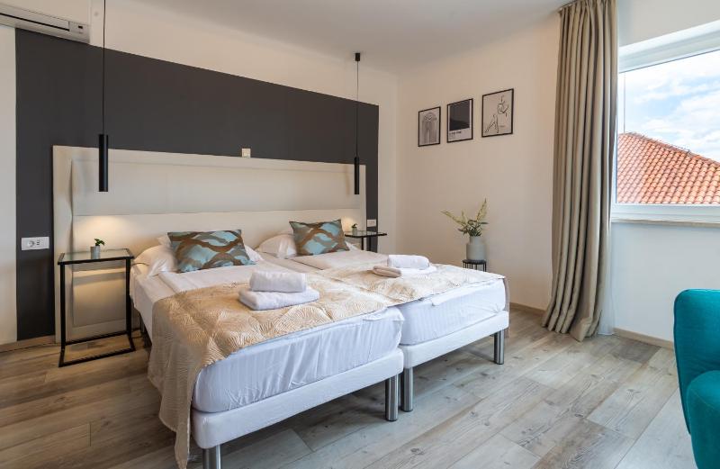 Deluxe Two-Bedroom Apartment with Sea View image 4
