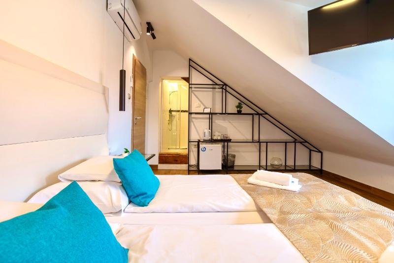 Double or Twin Room image 3