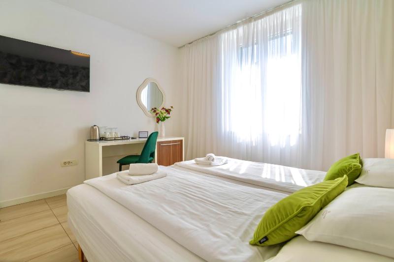 Superior Triple Room image 4