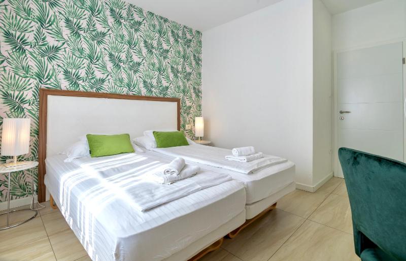Superior Triple Room image 3