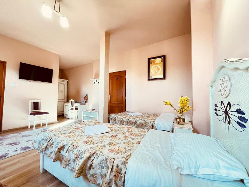 Luxury Triple Room image 4