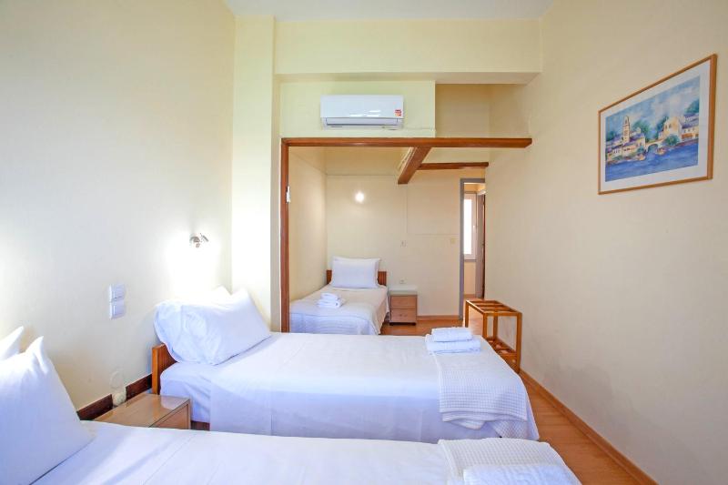 Triple Room with Sea View image 2