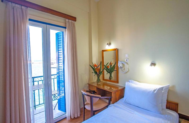 Triple Room with Sea View image 4