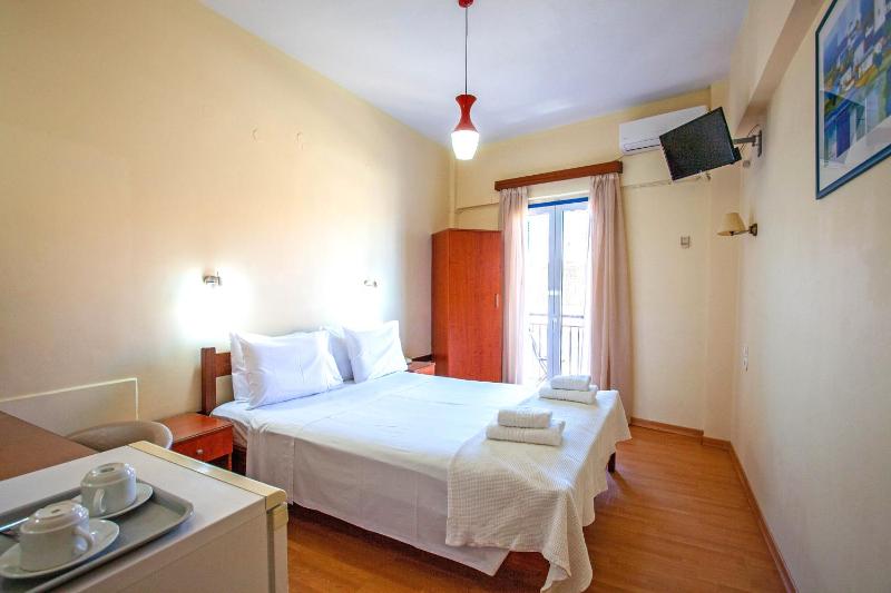 Double or Twin Room with Partial Sea View image 4