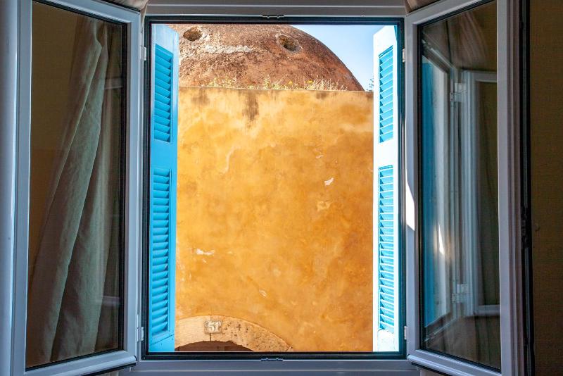 Economy Triple Room image 2