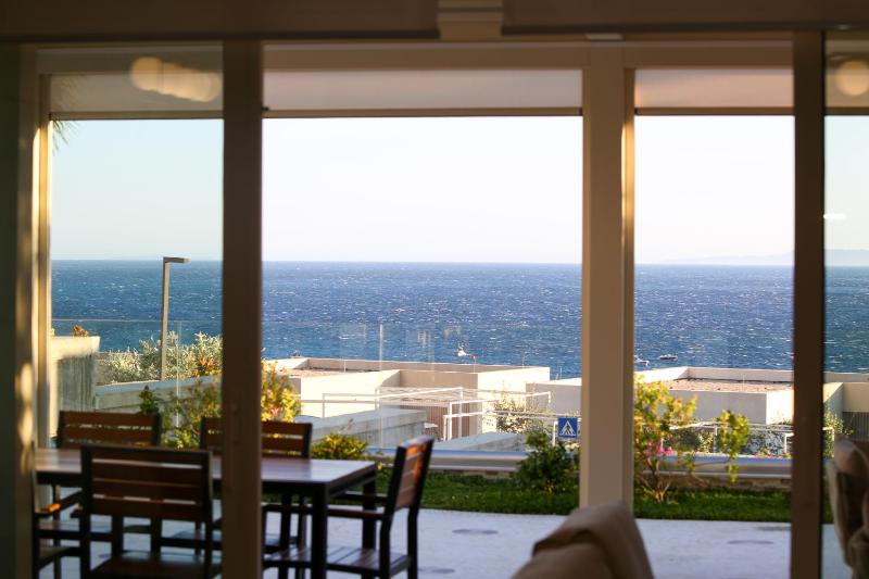 Luxurious 5 Bedroom Beach Villa - image 2