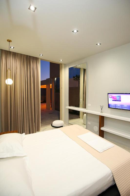 Luxurious 5 Bedroom Beach Villa - image 12