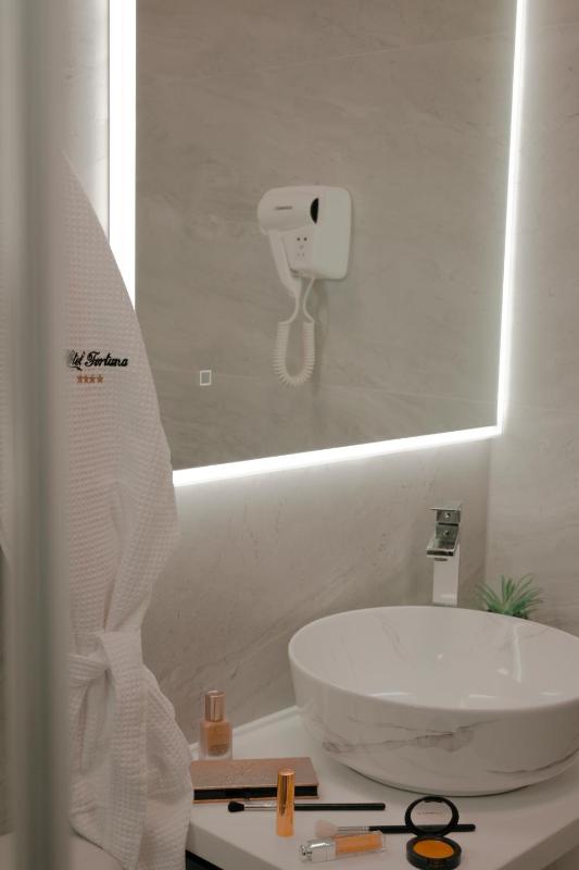 Comfort Double Room with Balcony and Side/Partial Sea View image 2