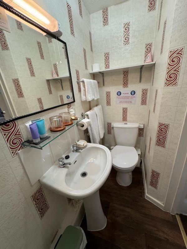 Double Room image 4
