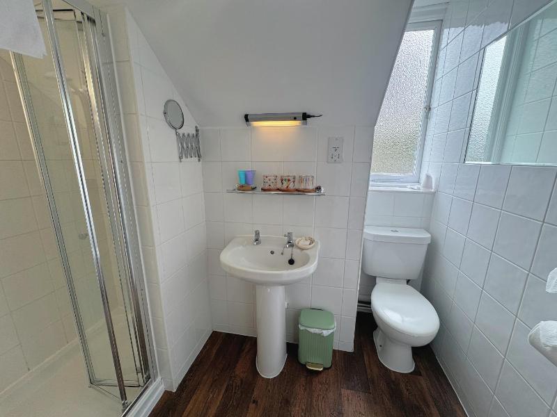 Family Room (2 Adults + 1 Child) image 2