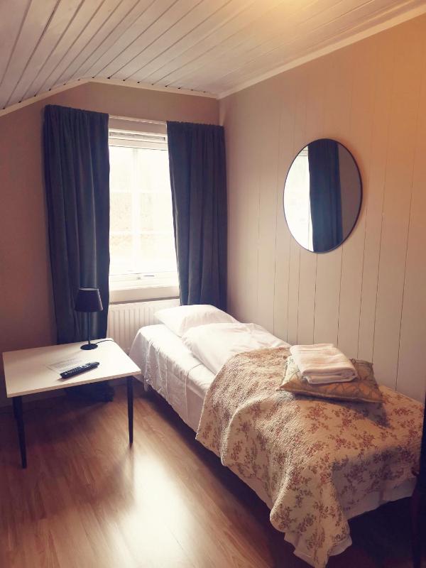 Single Room with Shared Bathroom image 3