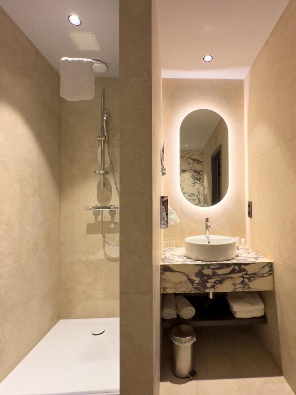Double Room with Sea View image 4