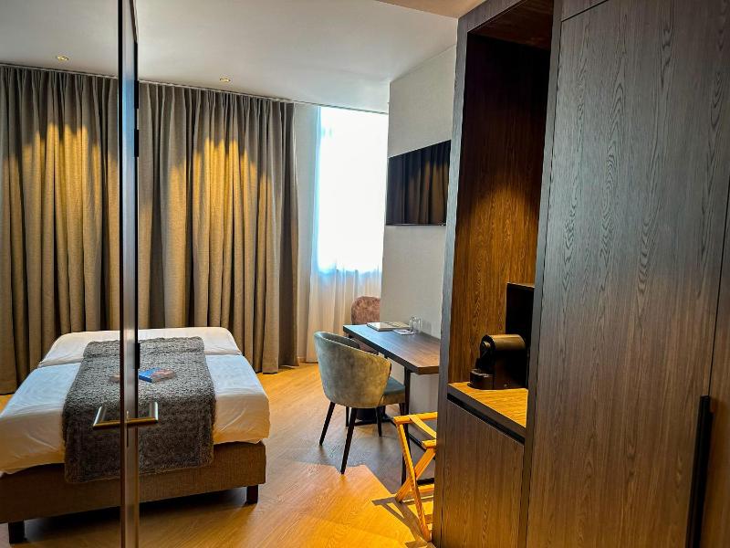 Standard Twin Room image 3