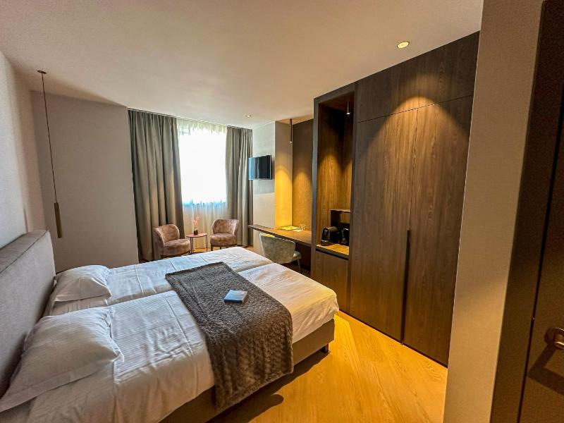 Standard Twin Room image 1