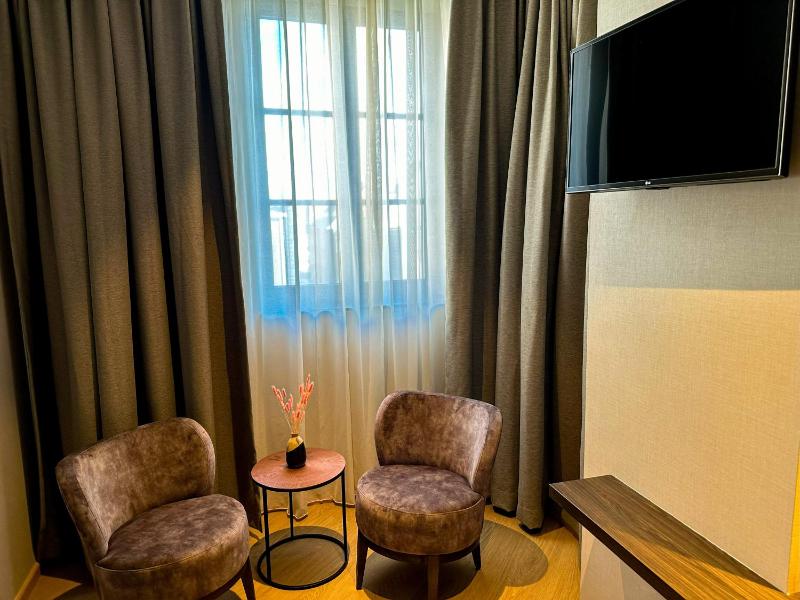 Standard Twin Room image 2