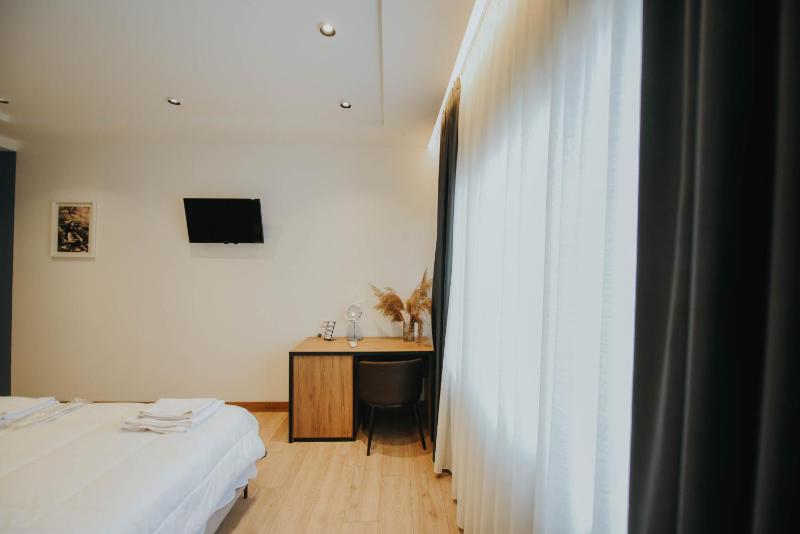 Double Room image 3