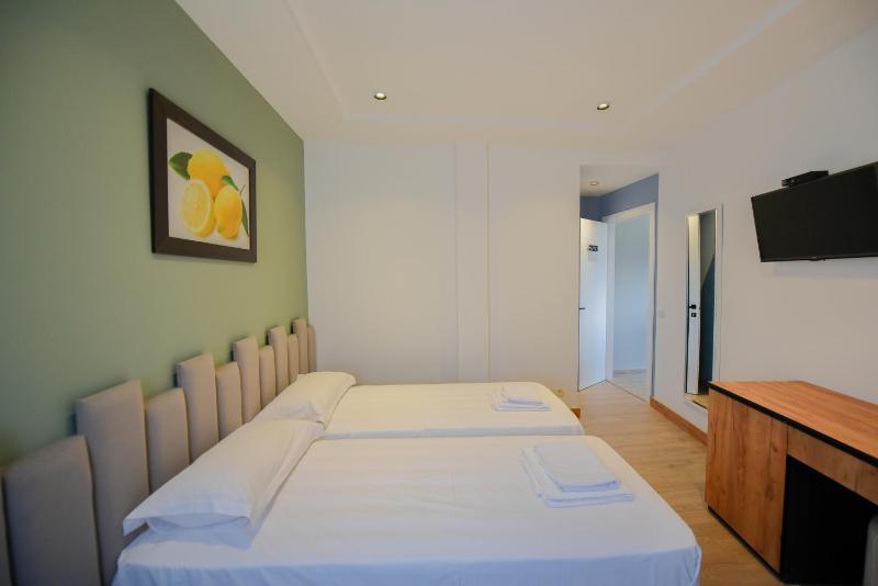Twin Room image 3