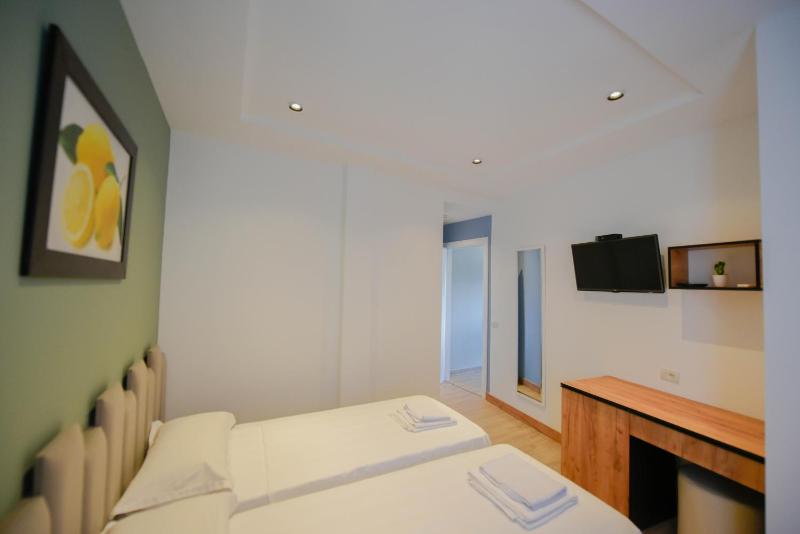Twin Room image 4
