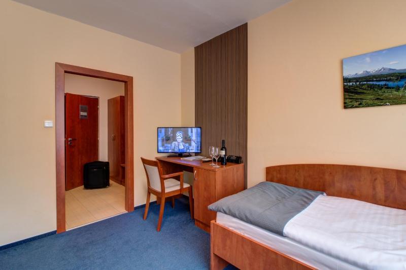 Twin Room image 3
