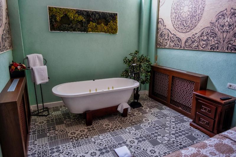 Queen Room with Spa Bath image 3