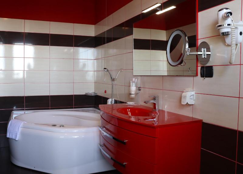 Deluxe Double or Twin Room with Spa Bath image 3