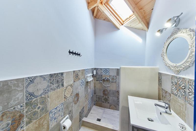 Small Twin Room image 2