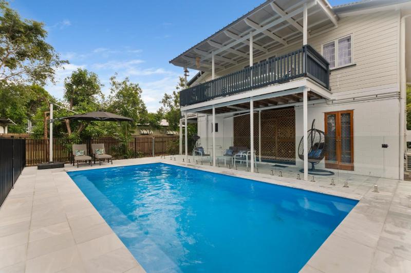 6 Bedroom 2 Bathroom home in Belgian Gardens Images