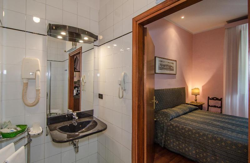 Double or Twin Room image 3