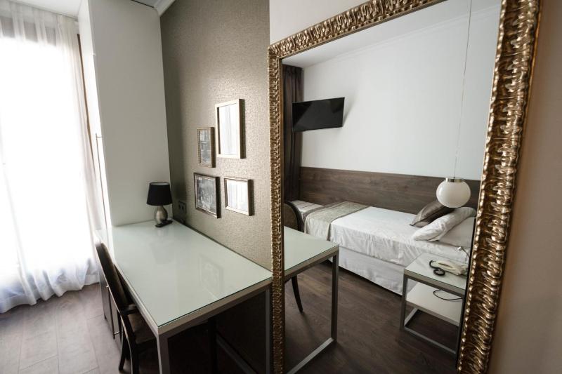 Standard Single Room with Street View image 3