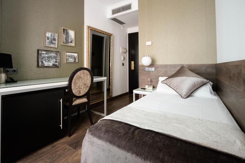 Standard Single Room with Street View image 2