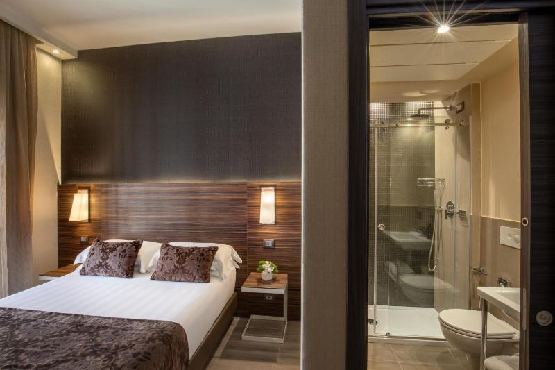 Basic Double Room image 3