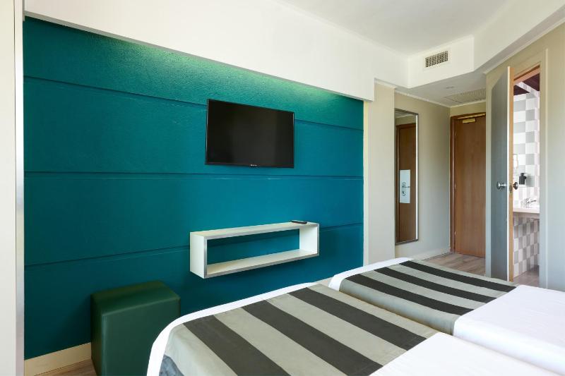 Standard Triple Room image 4