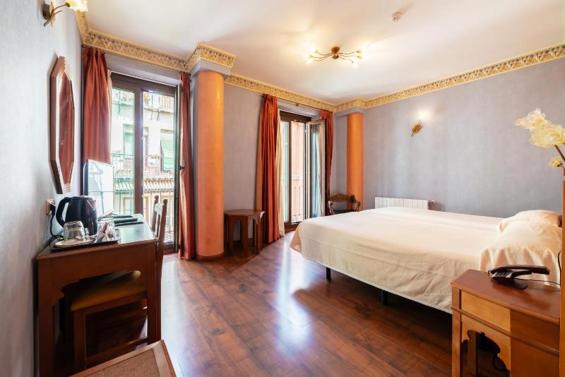 Superior Twin Room image 3