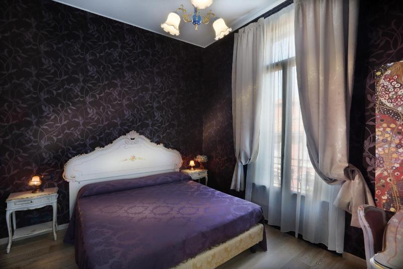 Deluxe Double Room image 2