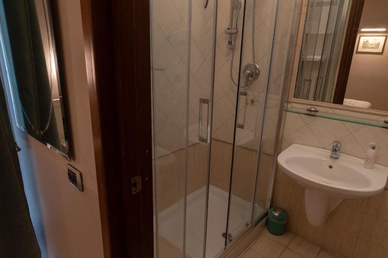 Double or Twin Room image 4