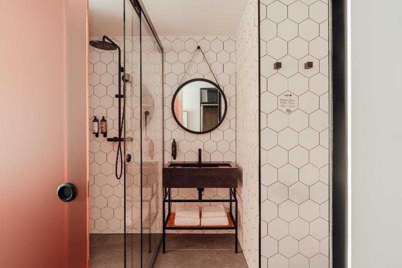 Classic Twin Room image 4