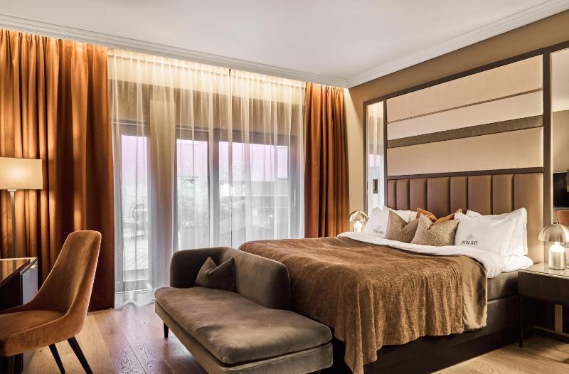 Deluxe Double or Twin Room image 4