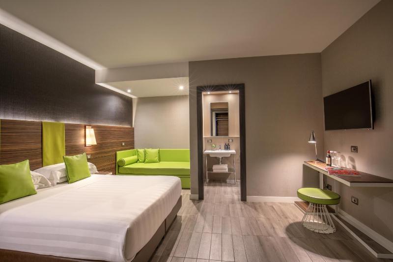 Large Family Room image 4