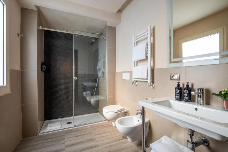 Large Family Room image 3